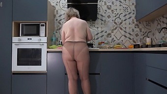 Watch A Curvy Milf In Nylon Pantyhose In The Kitchen Behind The Scenes